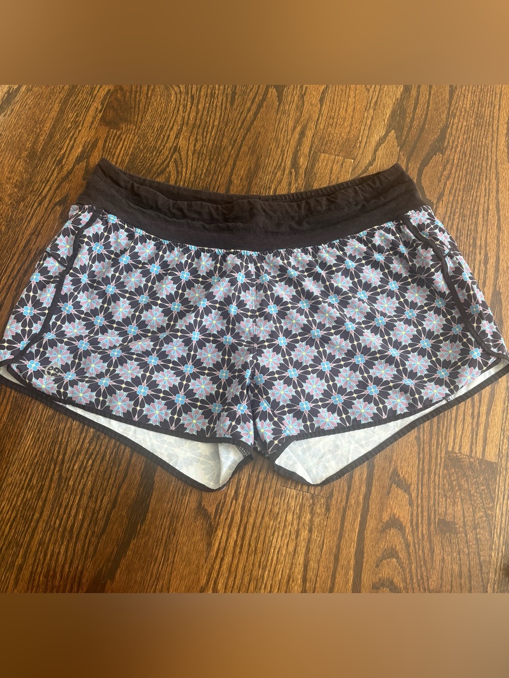 Tasc performance Women's Black Floral Print Athletic Shorts size large floral 3”
